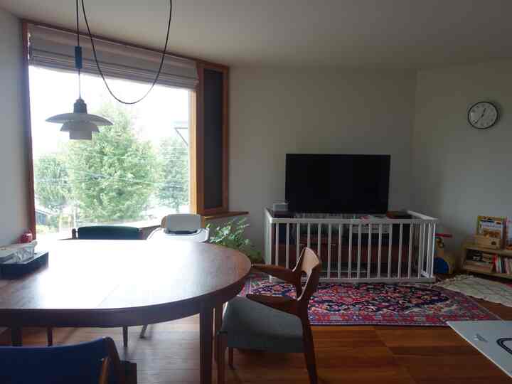 窓から見える並木🌳
紅葉の季節が楽しみ😊

#リビングルーム #木製家具 