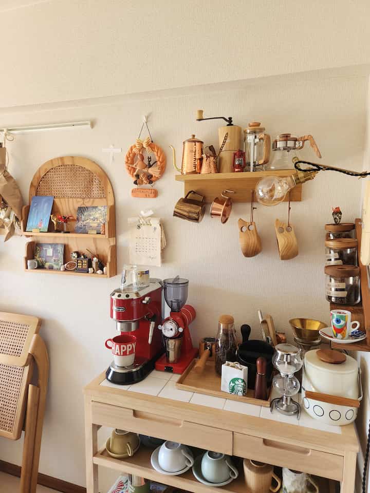 どうもどうもこんにちは。

O!house様のアンバサダーを引き続きseason4もさせていただくこととなりましたので自己紹介なんて、しちゃったりなんかして。


改めましてKARENと申します。

千葉在住　一人暮らし　賃貸マンション　8.2帖
2023年9月で引っ越して来てちょーど2年

部屋作りのテーマは
“好き”と暮らす
です。

あと別名『ジブリの宝探し部屋』。笑

いたるところにジブリが隠れているので
ジブリが好きな方は是非探して見てください🌿


多趣味な私が各趣味に没頭できるよう
趣味ごとにスペース分けをしています。

コーヒー、音楽、観葉植物、動画・映画鑑賞、
料理、食べること、絵を描くこと…etc

一人暮らしだからこそできる
趣味部屋だと思っています。


部屋のテイストとしては…ナチュラル？
にあたるんでしょうか。
よくわかりません。笑

ただ全体のイメージとして
白やブラウンをベースとして
木材、無垢材、真鍮、アイアンを中心に
アイテムを揃えています。

床も家具に合わせてフロアシートを
5時間かけて貼りました😂


ほんまに愛着がある部屋なんです。

遊びに来た感覚でプラ〜っと見ていって下さいね。

#一人暮らし
#賃貸マンション
#ジブリ
#コーヒー
#観葉植物
#ghibli
#coffee