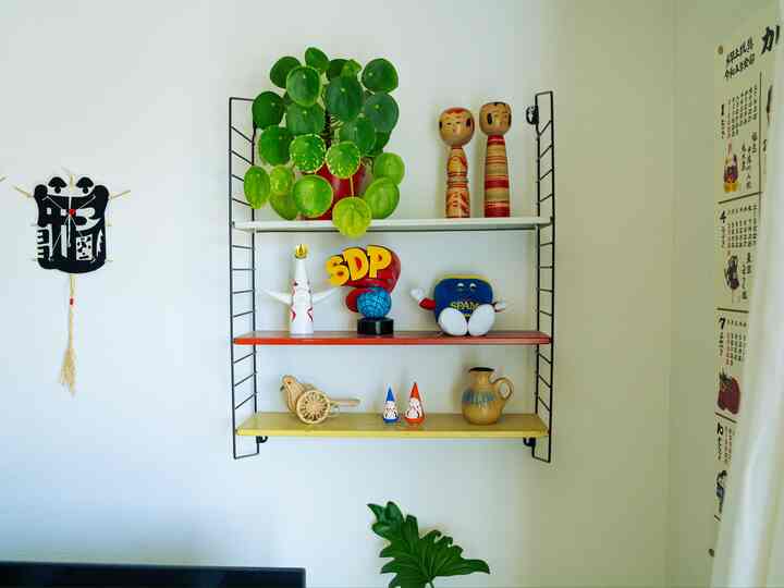 ヴィンテージを探して購入したオランダのTOMADO社のウォールシェルフ。ポップな色合いのスチール板がかわいい。お気に入りの民芸品やフィギュアを飾っています。

#インテリア #生活感のある暮し 
#instahome  #リノベーション #リノベマンション    #ダッチデザイン #ミッドセンチュリー
#民藝 #TOMADO #太陽の塔
#スチャダラパー