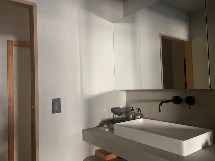 さりげなく差し込む光が美しい洗面所。
造作洗面には、お気に入りの水栓とボウルをセレクト。
まいにちむきあうものだから、質感も好きな物を選びたい。

#洗面台 #洗面所 #バスルーム
#水栓 #洗面ボウル #光と影
#日常 #paffoni  #duravid