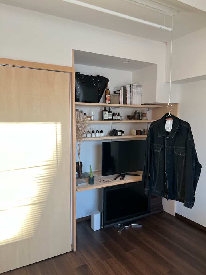 テレビ買い替えに伴い一時的に二つ置いてます。

引っ越しから数ヶ月経ち、ようやくインテリアも安定してきました。

雑貨をおけるラックを増やしたいと思ってます！

#インテリア #インテリア雑貨 #インテリアコーディネート #インテリアデザイン #インテリア好き #インテリアショップ #インテリア好きな人と繋がりたい #インテリアグリーン #インテリア小物 #インテリアコーディネーター #インテリアフラワー #インテリアアート #インテリア照明 #インテリア家具 #インテリアコーデ#一人暮らし #一人暮らしインテリア #一人暮らし部屋 
