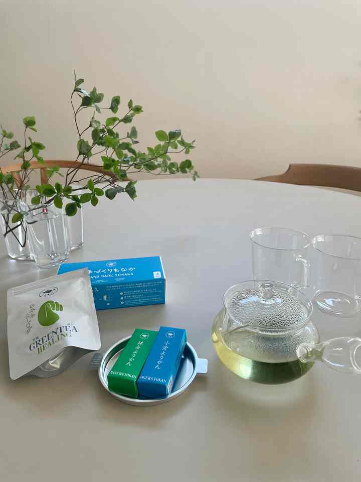 白を基調としたダイニングルーム、透明なガラス食器とティーポットが配置された落ち着いたおうちカフェの雰囲気のあるインテリア