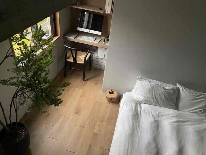 ベッドルームの奥にある、ワークスペースは篭れる場所。
集中できるこじんまりとしたスペースにはお気に入りの椅子を◎

#ワークスペース #カールハンセンアンドサン
#Yチェア #ベッドルーム   #Mac
#パソコン　