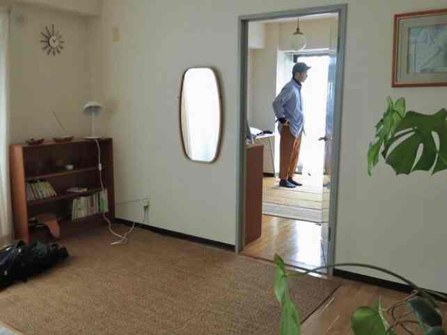 Living room with wood tone flooring and white walls featuring LYDERSHOLM rug and wall mirror in a natural atmosphere