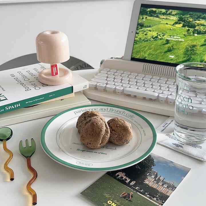 可愛いすぎるグリーンプレートが届いたので、
さっそくホームカフェ🫶🏻

この日は紅茶スコーンを頂きました🍪♡
のんびり休日が1番落ち着く🤤

#ホームカフェ
#ホームカフェインテリア 
#お家カフェ
#おうちカフェ