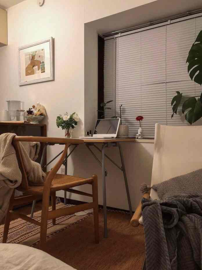 ナチュラルな木目調と白いブラインドが調和したホームオフィス、温かみのある雰囲気のある空間