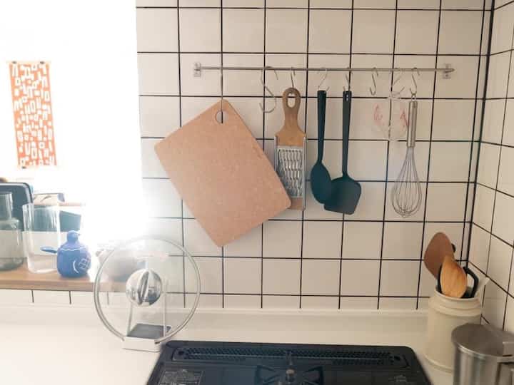 リフォームでこだわった白タイルのキッチン。
無印良品の黒い調理器具とも相性抜群です。
#リフォーム #無印良品