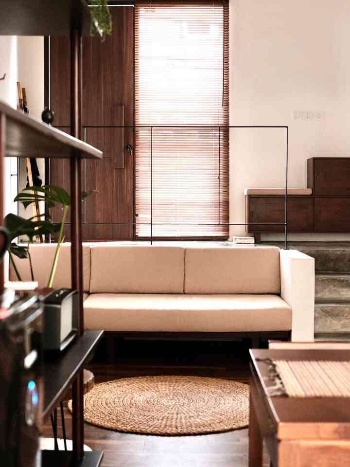 Agak unik memang karena di awal kami ga nentuin tema apapun untuk #tinyhouselivinghigh. Kami design furniture yang kami suka, kami decor dengan printilan yang sparks joy. Dan semakin rumah terisi penuh semakin mengetahui bahwa arah design theme di rumah kami adalah #midcenturyjapanese. Basicly it’s mid century but japanese inspired.

Tema tersebut terasa sekali pada area lantai 1, yaitu open space ruang untuk living room, dining room, kitchen & foyer.

 #homedecorinspo #aesthetichomedecor