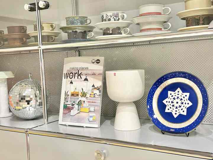 クリスマスの飾り付けを始めました。北欧ヴィンテージ食器の中には、クリスマス記念プレートもあるので取り入れています🎄💙

#usmハラー 
#アラビアフィンランド 
#イッタラ
#ミラーボール
#食器棚
#北欧インテリア 
#北欧ヴィンテージ食器
#食器
#ティーカップ
#間接照明 