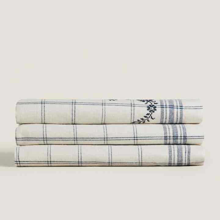 CHECKED AND EMBROIDERED TABLECLOTH