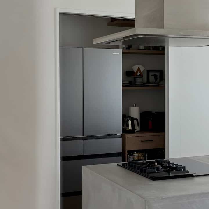 #冷蔵庫
#kettle
A built-in pantry at the back of the kitchen.
Store all home appliances that tend to give a sense of daily life in the pantry!
I'm not very good at cooking, but since we're a family of five, we chose a large Panasonic refrigerator.
Matte and stylish misty gray🩶
