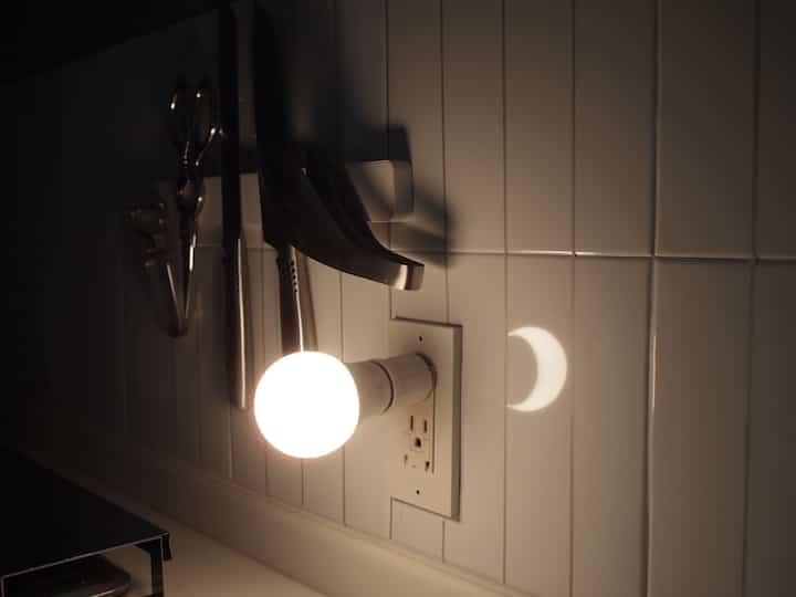 キッチンのコンセントに電球ソケットをつけて簡易ライト💡´-🔌
こういう無骨な照明もすき。

#賃貸マンション
#賃貸キッチン
#賃貸diy
#ワイヤレス照明 
#ワイヤレスリモコン