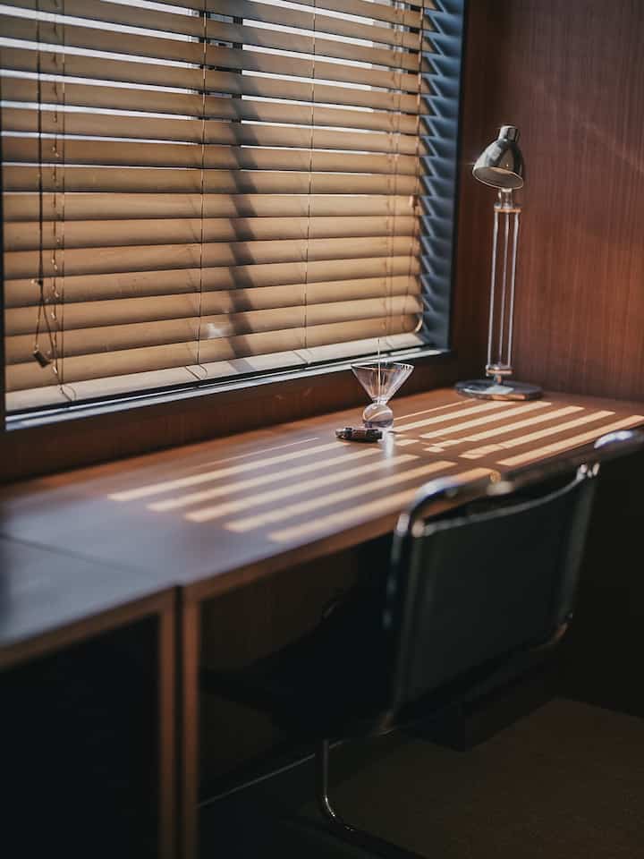 Work desk
It's all winter light.

#workroom
#martstam