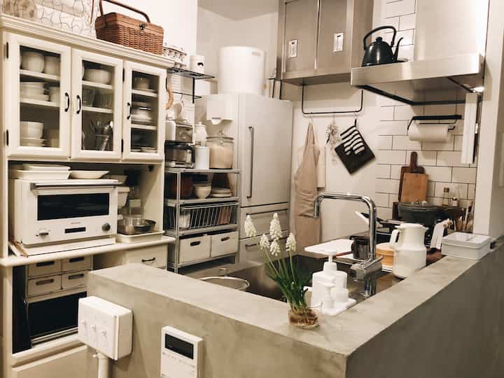 夜のキッチンの雰囲気も好き！
好きのもがギュッと詰まっている。

#キッチン #キッチンインテリア #kitchen
 #kitchendesign #sanwacompany