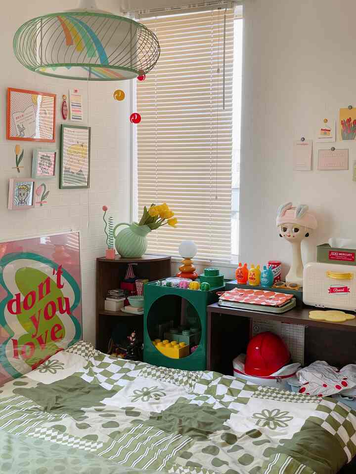 レトロな雰囲気の寝室、緑色の柄の寝具とカラフルな小物が配置された温かみのある印象的な空間