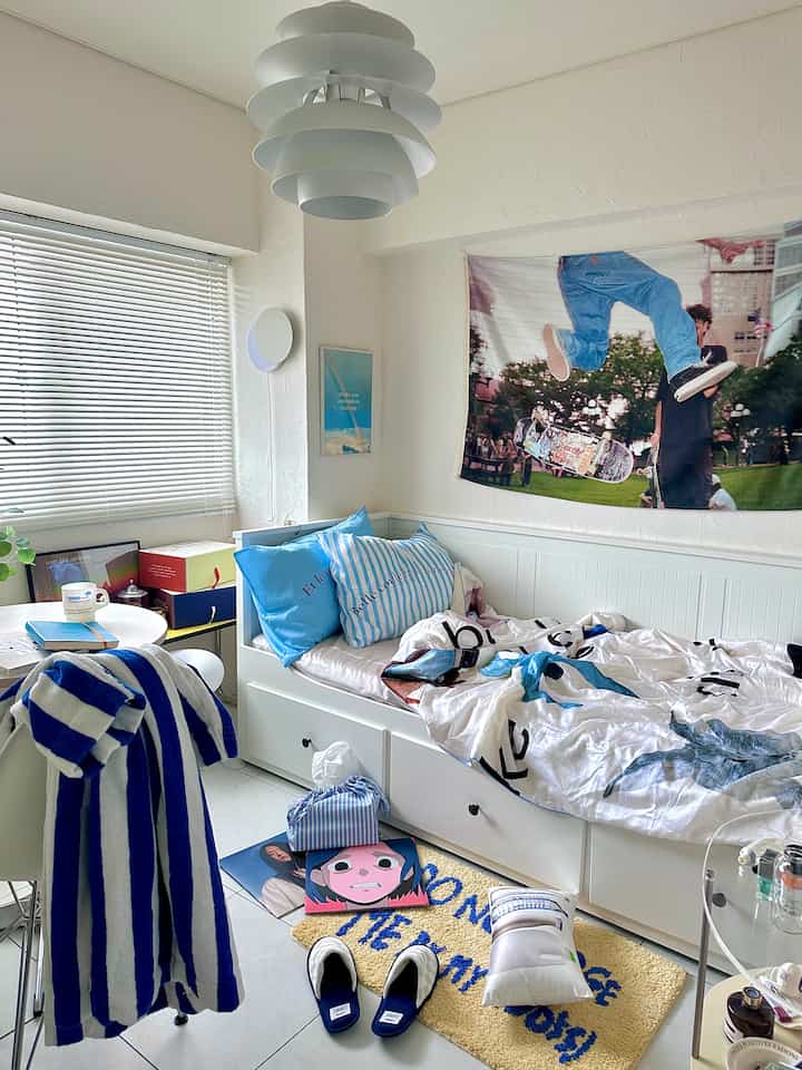 白い壁と青い寝具が調和したシンプルでナチュラルな寝室のインテリア