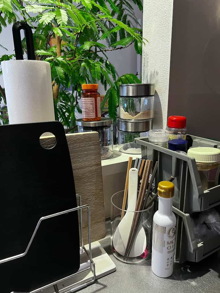 ナチュラルカラーのキッチン、まな板や調理器具、植物が配置された整然とした空間