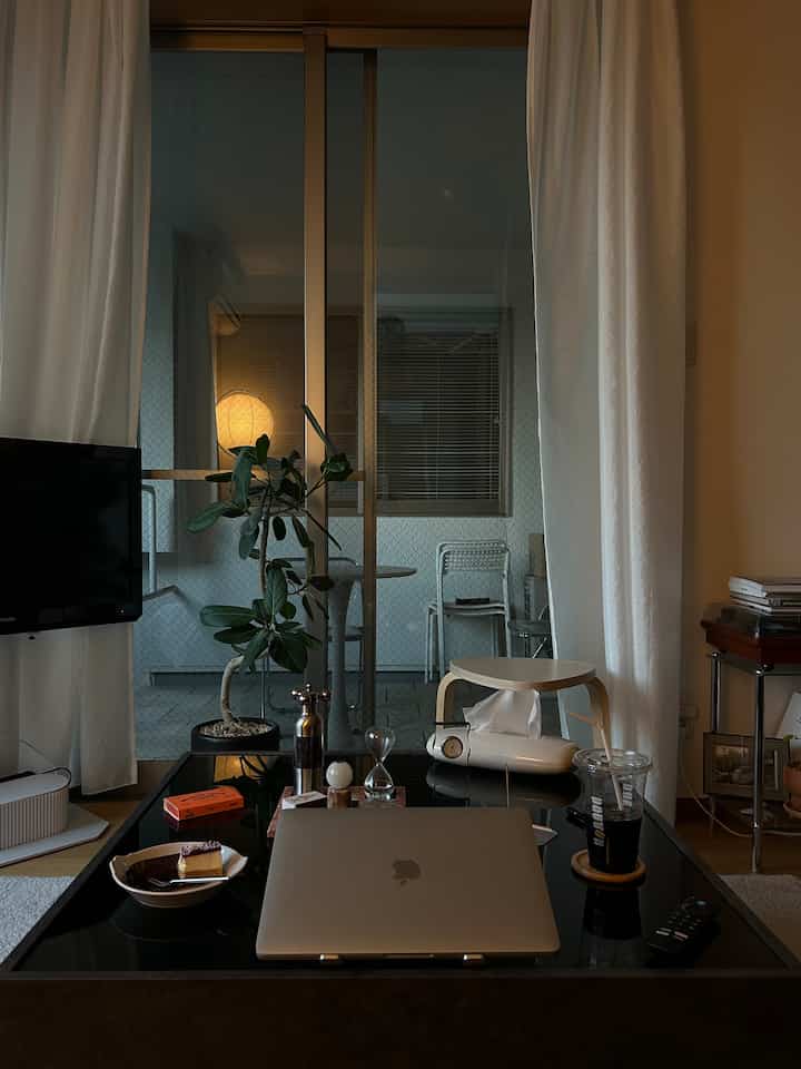 よくどのこのか聞いてもらえるこのランプは
90年代のヴィンテージIKEAのもの！
お月様みたいで癒される🌕

#ikea照明 #ikea #オールドIKEA #ヴィンテージ #フロアランプ #間接照明 #間接照明インテリア #ミッドセンチュリー #ミッドセンチュリーモダン 