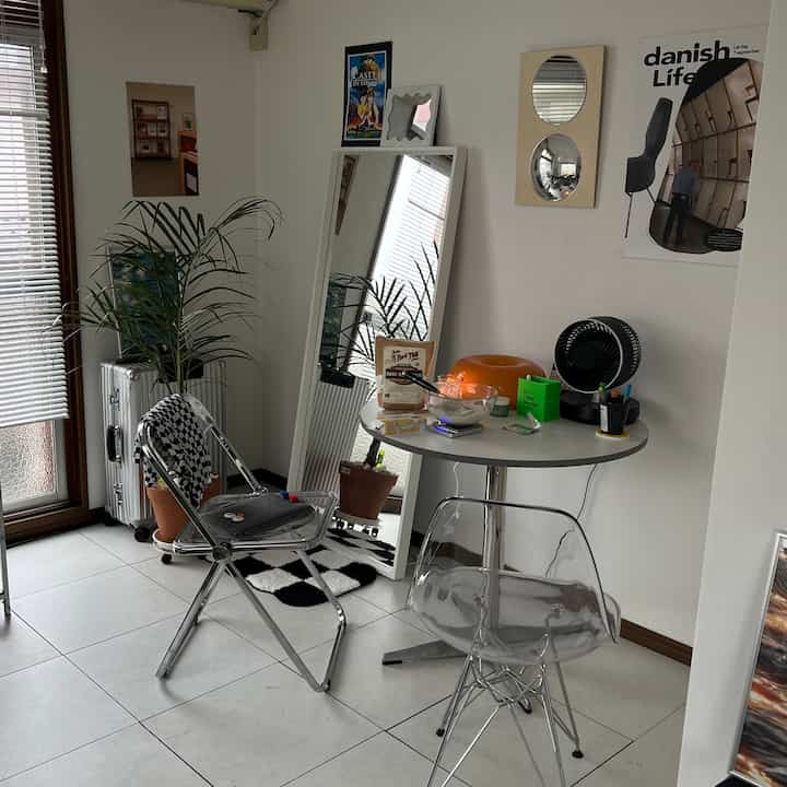 お部屋が整ってきました。
Loftで韓国雑貨を買ったので今度紹介しますね。
実はもう写真に写ってます。どれでしょう？☺️

#ルームツアー #リビングルームのインテリア #ラウンドテーブル #韓屋インテリア #モダンなインテリア 