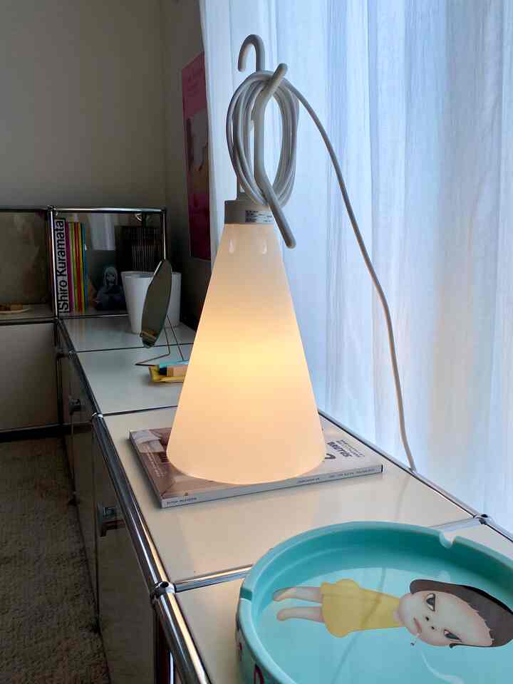 flos lightning mayday
移動させて使っています

#flos #フロス #照明スタンド #照明 #照明インテリア #奈良美智 #usmハラー #ittala #イッタラ #フラワーベース #ミラー #ミラーインテリア  #moebe #aalto #アアルトベース #サイドボード #ポスター #ポスターインテリア 