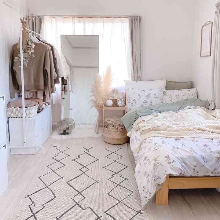 明るいホワイトとベージュ調の寝室、自然素材のベッドと収納アイデアが映える雰囲気のあるインテリア