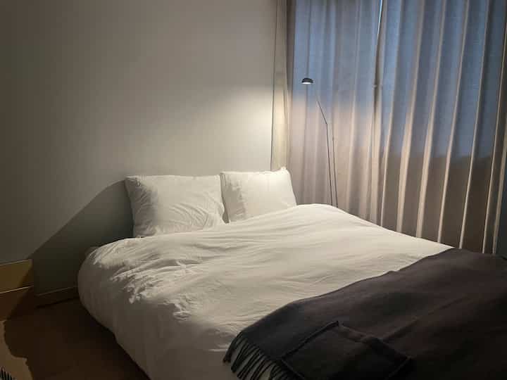 寒くなってきたので、なかなからベッドから出れません。
心地よいマットレスと、お気に入りのブランケット。心地よい光のdafinelampで、読書にふける夜⚫︎⚫︎
