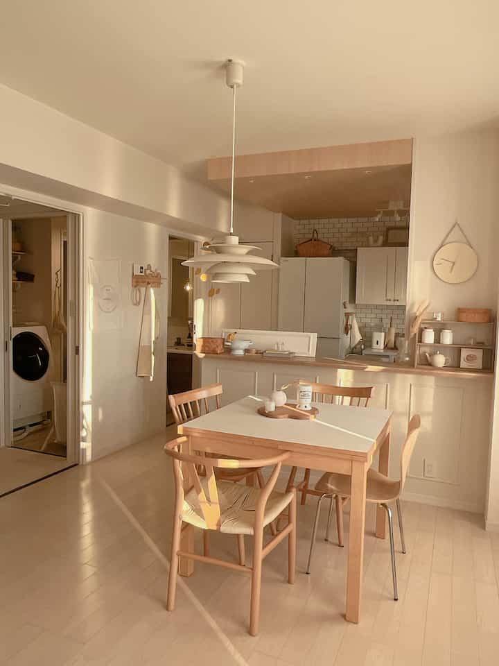 ナチュラルな色調のダイニング空間、木製のテーブルと椅子が配置された落ち着いた雰囲気のインテリア