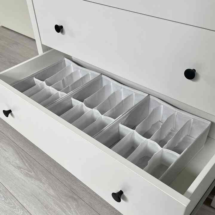 ホワイトトーンの子供部屋のチェスト内、ニトリの仕切りボックスで整理された収納空間