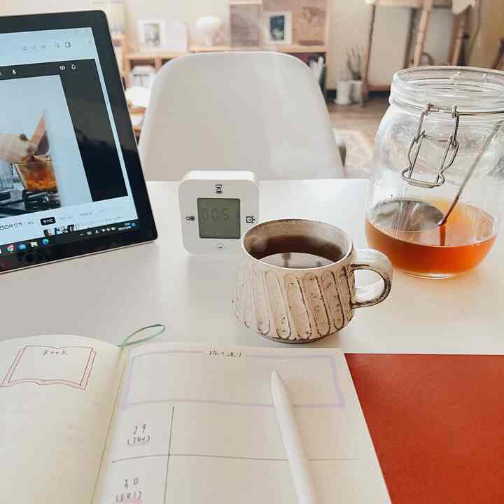 白とナチュラルな色調のリビング、シンプルなデスクとダイニングチェアが配置され一人暮らし向け、ホームカフェの雰囲気のあるインテリア