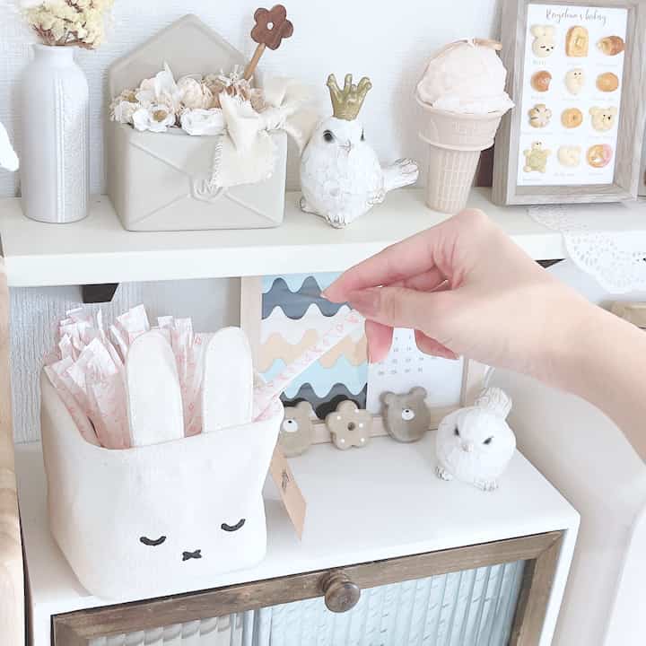 白とナチュラルカラーのキッチン、ミッフィーの収納ケースと装飾品が配置されたシンプルな雰囲気のインテリア