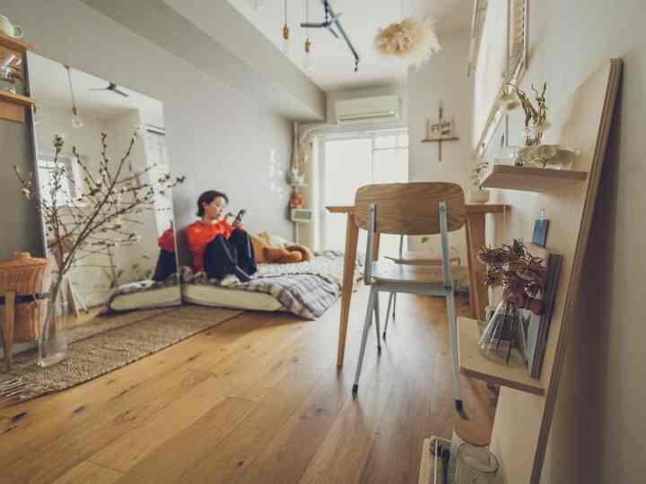 ナチュラルな木目調が特徴の8畳ワンルーム寝室、ロータイプベッドとシンプルな家具が配置された落ち着いたインテリア