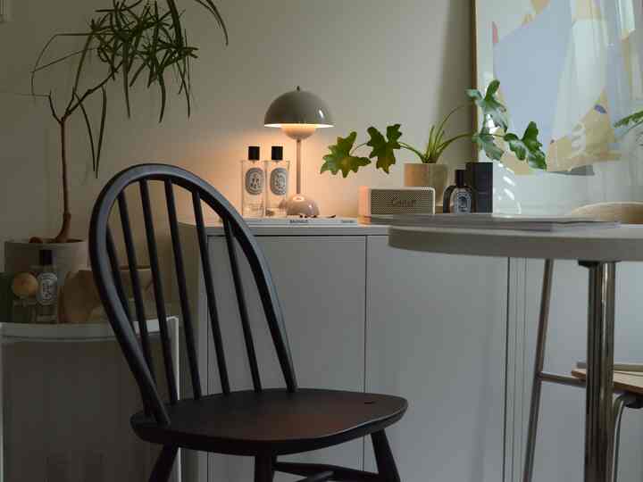 The chair was a used item that I bought at an auction and I painted it myself 🙋‍♂️

#ikea #照明 #ikea収納 #観葉植物