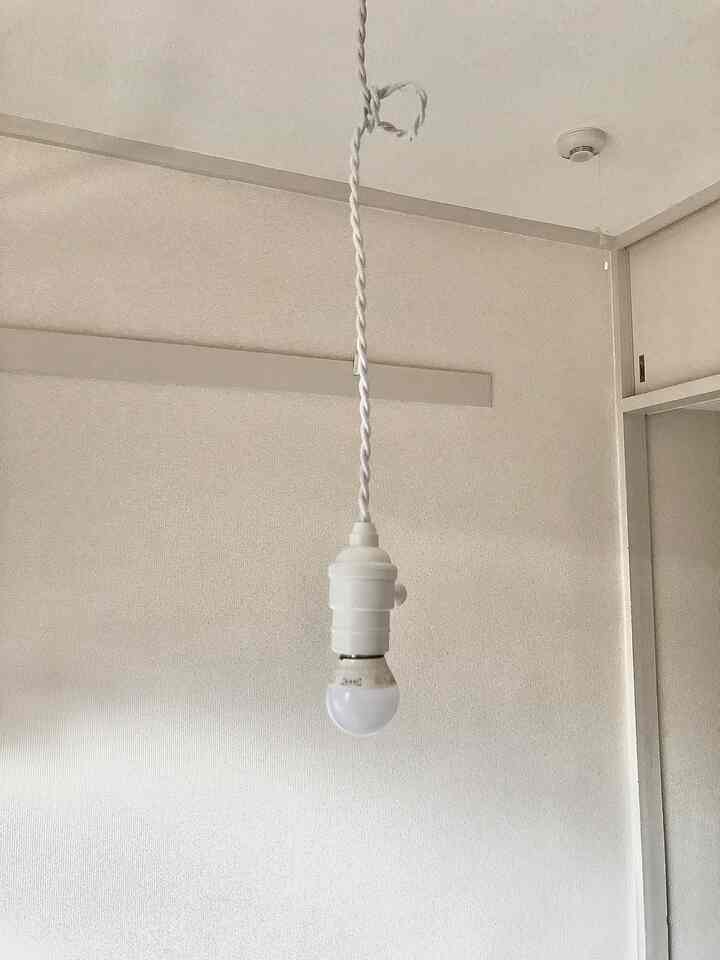 白色調の子供部屋、シンプルなペンダントライトが中央に配置された雰囲気のあるインテリア