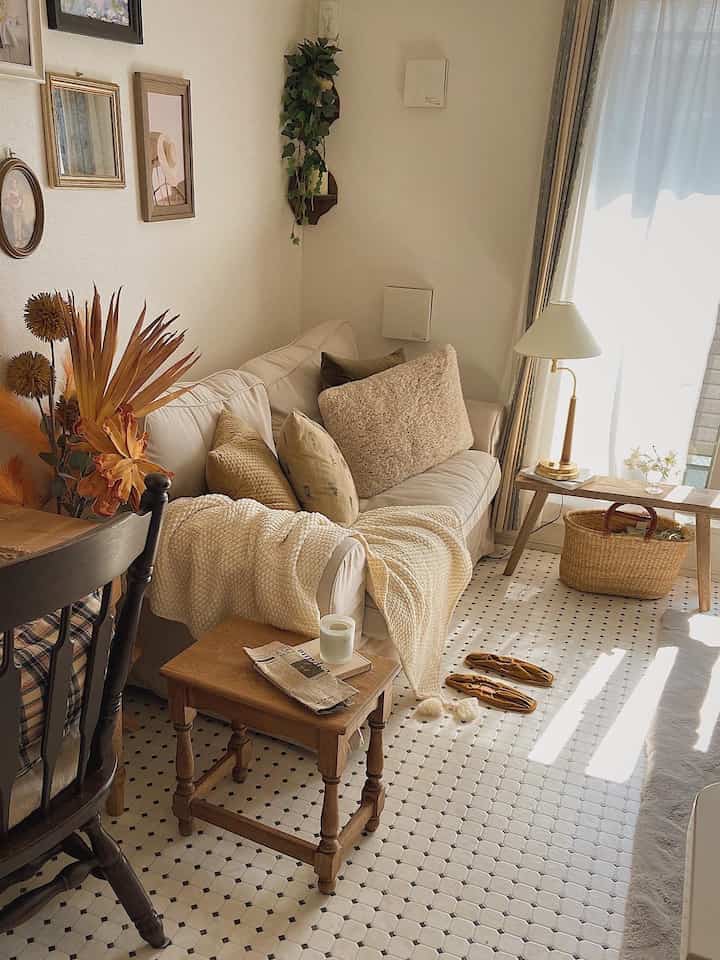 ベージュと白の色調のリビング、居心地の良いソファと木製のテーブルが配置された自然な素材感のある雰囲気のインテリア