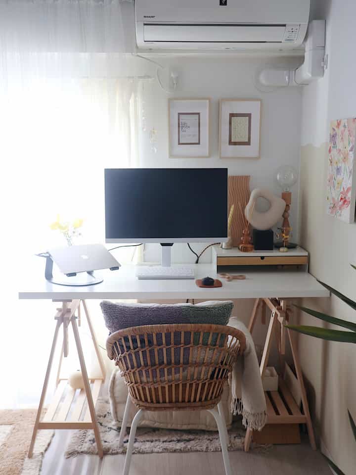 白と木目調が調和した一人用ホームオフィスのデスクスペース、清潔で自然な雰囲気のあるインテリア