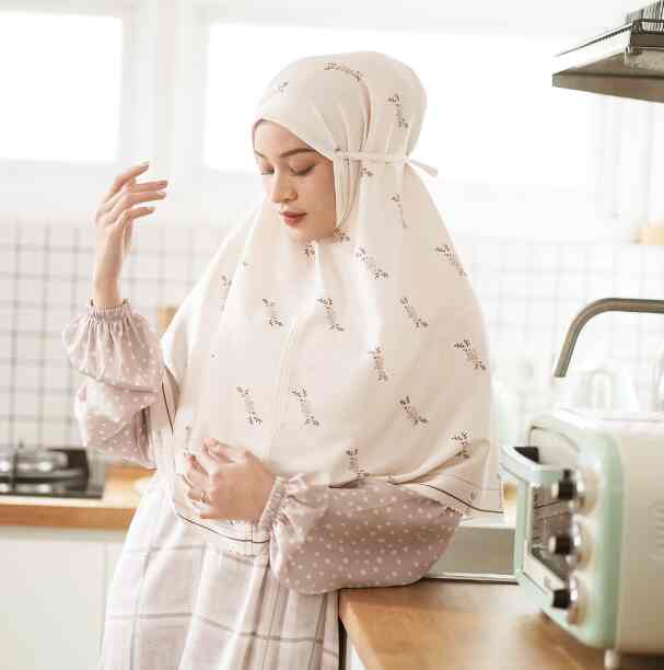 Crewhite Sasha Leaves Bergo Daily