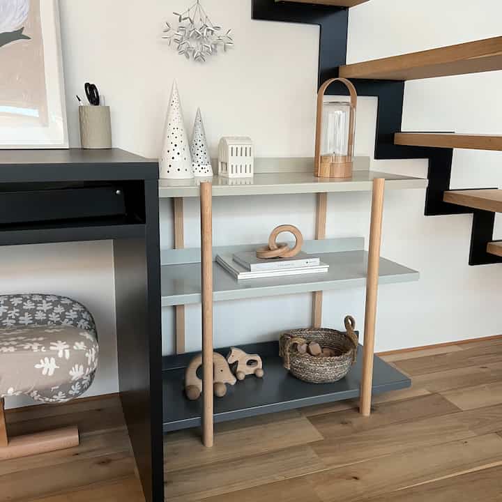 ナチュラルウッドトーンのワークスペースコーナー、洗練された3段の棚と木製階段が調和する雰囲気のあるインテリア