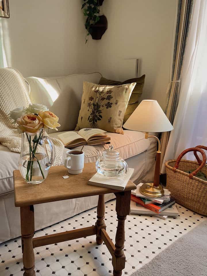 暖かいベージュとブラウンのトーンのリビング、ソファと木製テーブルランプ、ラタンバスケットが配置された雰囲気のある空間