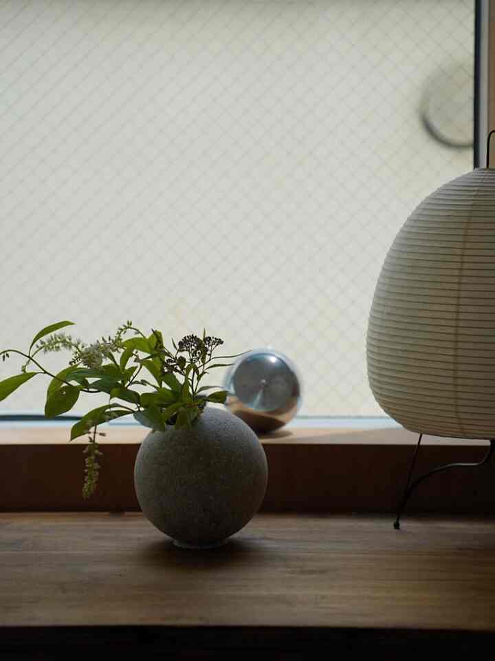 A spherical vase and AKARI on an antique Japanese chest of drawers❤︎
#Vase #isamunoguchi #AKARI #AKARI1A