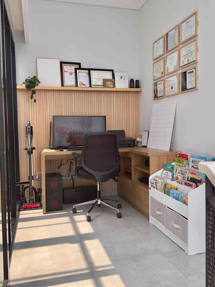 Work Space that has Many Functions ✨✨✨

Ruang kerja yang memiliki banyak fungsi. Ruang kerja yang hanya berukuran 1,5 x 2 meter tidak hanya untuk ruang kerja suami. Tapi berfungsi sebagai ruang baca anak, dan studio content istri.

Dirumah kami tidak menggunakan jasa interior, jadi untuk ruangan ini kami desain dan pilih sendiri untuk furniture dan lainnya.

Walau ruangan kecil dan terbatas, dengan menggunakan furniture dan penataan ruang yang baik akan terasa luas dan lapang. Ditambah dengan wallpanel memperindah ruangan dan menambah mood bekerja jadi lebih baik. 

#selfinterior
#selfmakeover
#DIY
#homeoffice
#ruangkerja
#ruangbaca 
#furniturbelajar 
#rumahindustrial
#minimalis 
#72m2
#rumahcluster
#Depok
