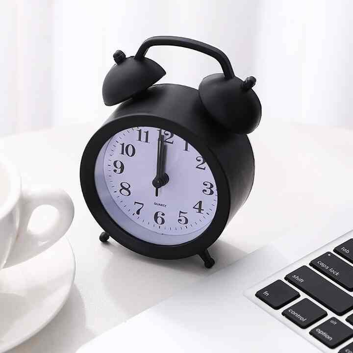 Jam alarm weker meja baterai hitam putih