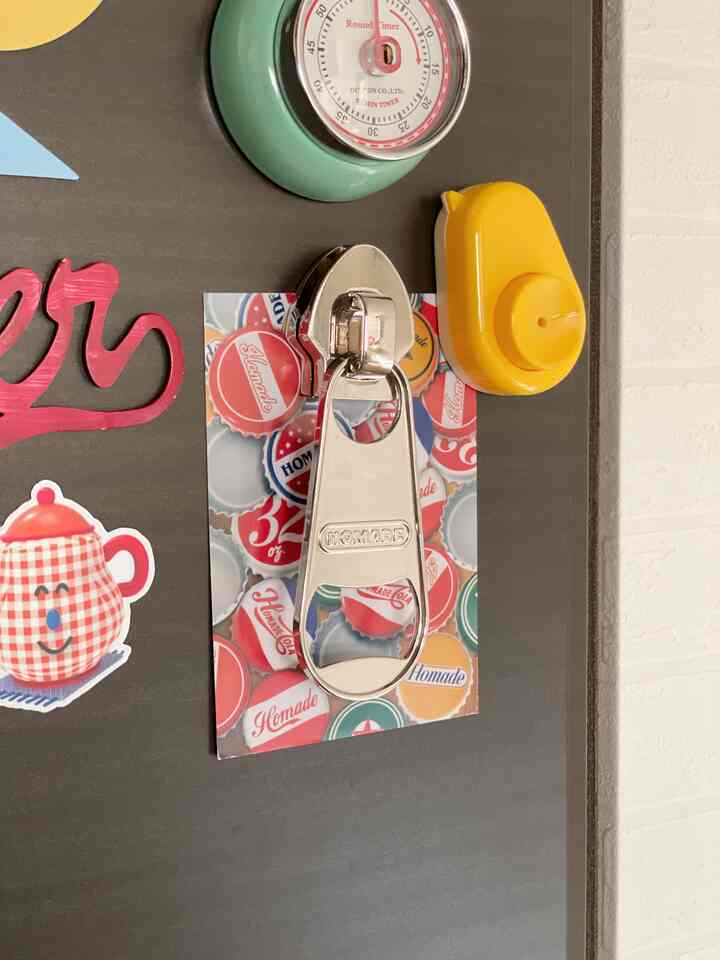 我が家の冷蔵庫にBIGジッパー現る 🤐

こちら栓抜きです 🍾

なお、マグネットよわよわだったので
裏から強力マグネット追加した 🧲


#レトロ #レトロインテリア #ユニーク #ユニークなインテリア #カラフル #カラフルなインテリア 