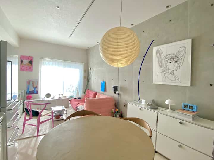 ダイニングとリビングを見渡すとこんな感じ

#ソファ #ダイニングテーブル #ダイニングルーム #ダイニングチェア #サイドボード #usmハラー #冷蔵庫 #ピンクのインテリア #ダイニング照明