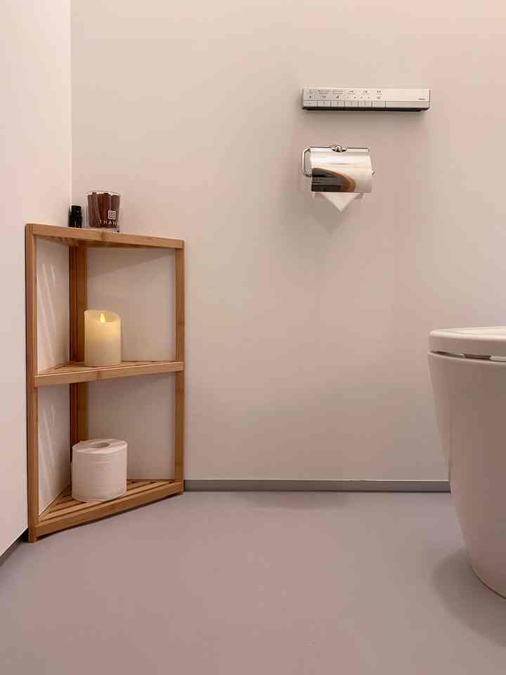 Ada dua toilet.
Keduanya sangat sederhana dan mudah dibersihkan.

Rak sudut bambu MUJI menghemat ruang dan dapat digunakan untuk menyimpan barang bahkan di ruang sempit.

#rak sudut
#toilet
