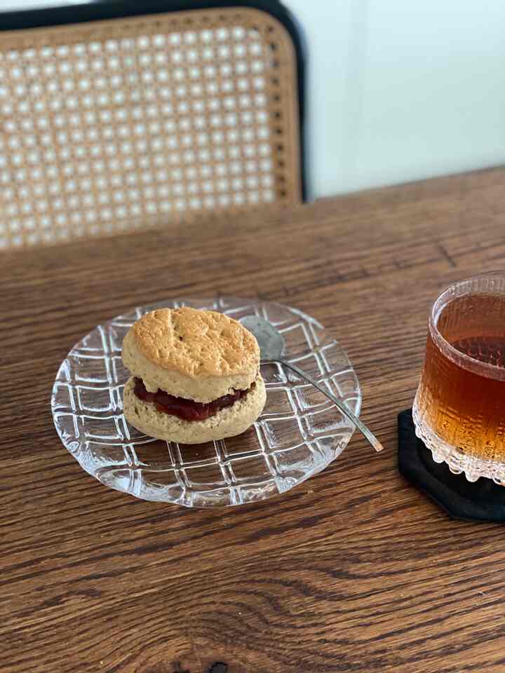 以前いただいたダミエのガラス皿で手作りスコーンのおやつ。
板チョコをモチーフにした器で、模様がキラキラしてとても可愛い…ぽってりした厚みもお気に入り🤍

#おやつ #皿 #食器 