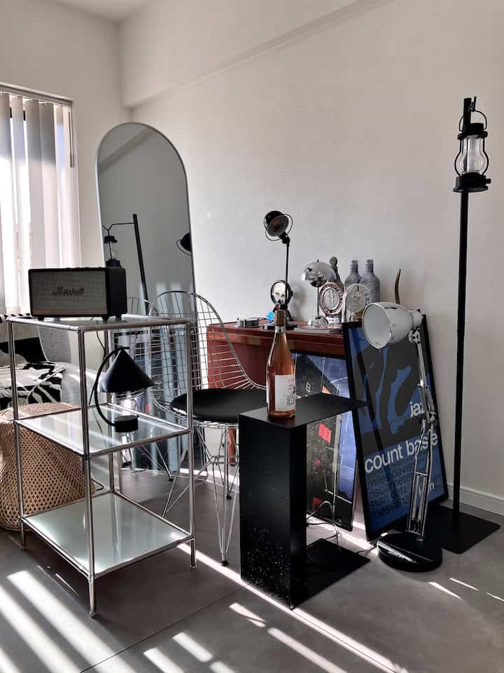 掃除、プチリフォームの為、家具・雑貨を一時避難させたら、
リサイクルショップのようで、これはこれでいいなと♪

#ミッドセンチュリー #ミッドセンチュリーモダン #ポストモダン #インテリア雑貨 #テーブルランプ 