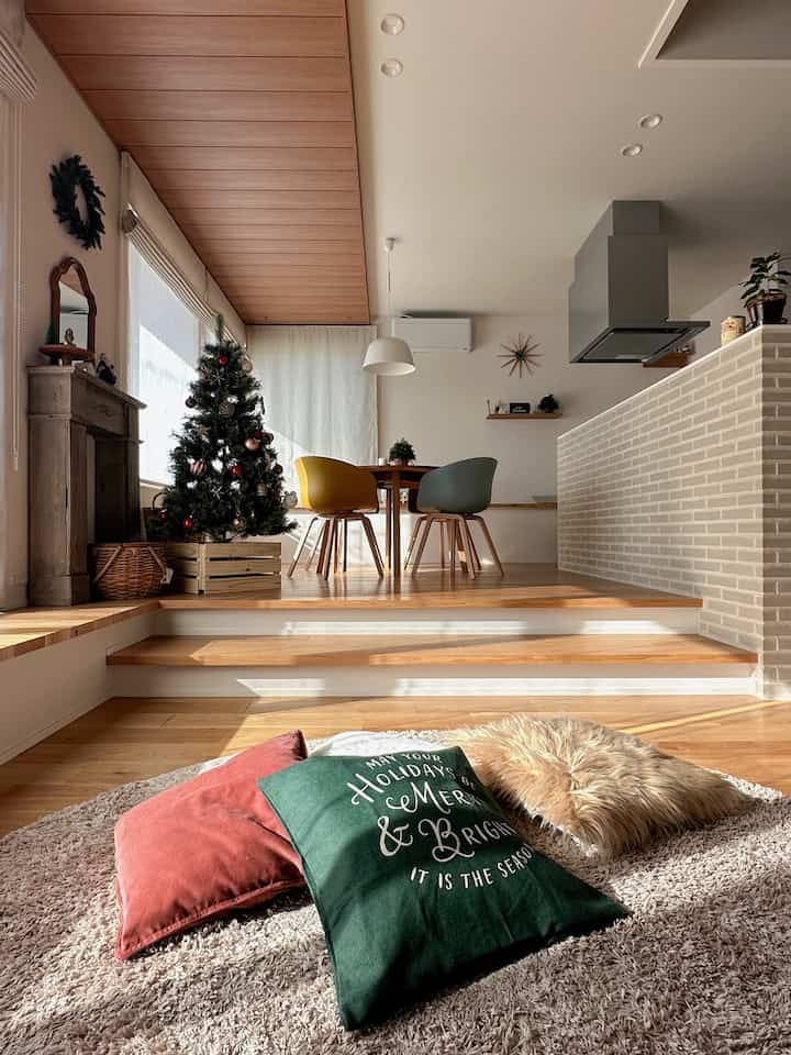 自然なブラウンとホワイトの色調の明るく温かみのあるリビングとダイニング、クリスマス装飾が印象的な空間