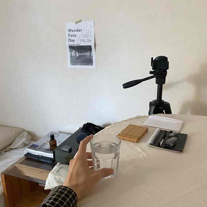 ベージュトーンの壁とクリーム色のテーブルクロスがあるナチュラルなダイニング空間