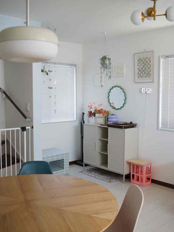 小さい子がいるので置く飾りは手の届かないところにしか置けません😭
それでもシェルフにはお気に入りたちを🤍

#ウォールシェルフ #シェルフ #観葉植物 #ポスター #壁を飾る  #壁のインテリア 