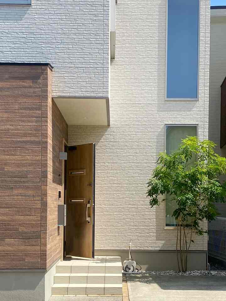 たまには外観の写真でも🏠🌳✨
3枚目はカフェオレを飲む私をおしゃれに撮ってと
次女にせがまれた写真🤣
おまけだと思って見てもらえれば幸いです（笑）

#外観
#新築一戸建て
#シンボルツリー